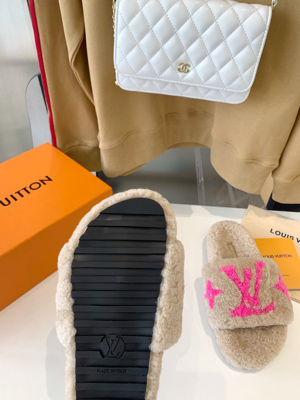 LV WOMEN'S PASEO FLAT SLIPPER IN BEIGE FLEECE WITH BRIGHT PINK LOGO