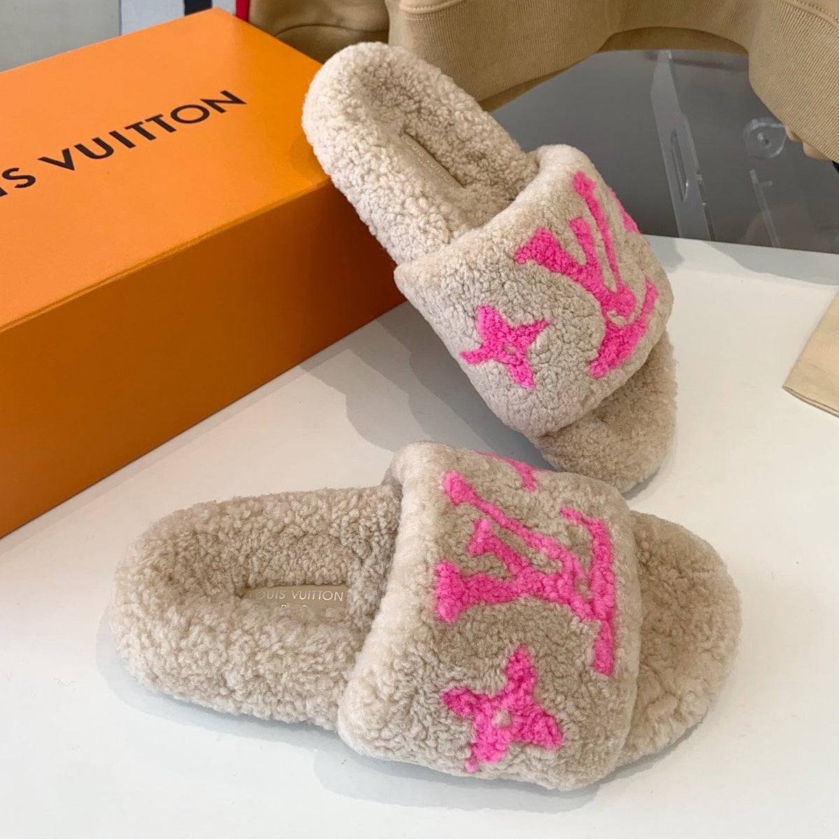 LV WOMEN'S PASEO FLAT SLIPPER IN BEIGE FLEECE WITH BRIGHT PINK LOGO