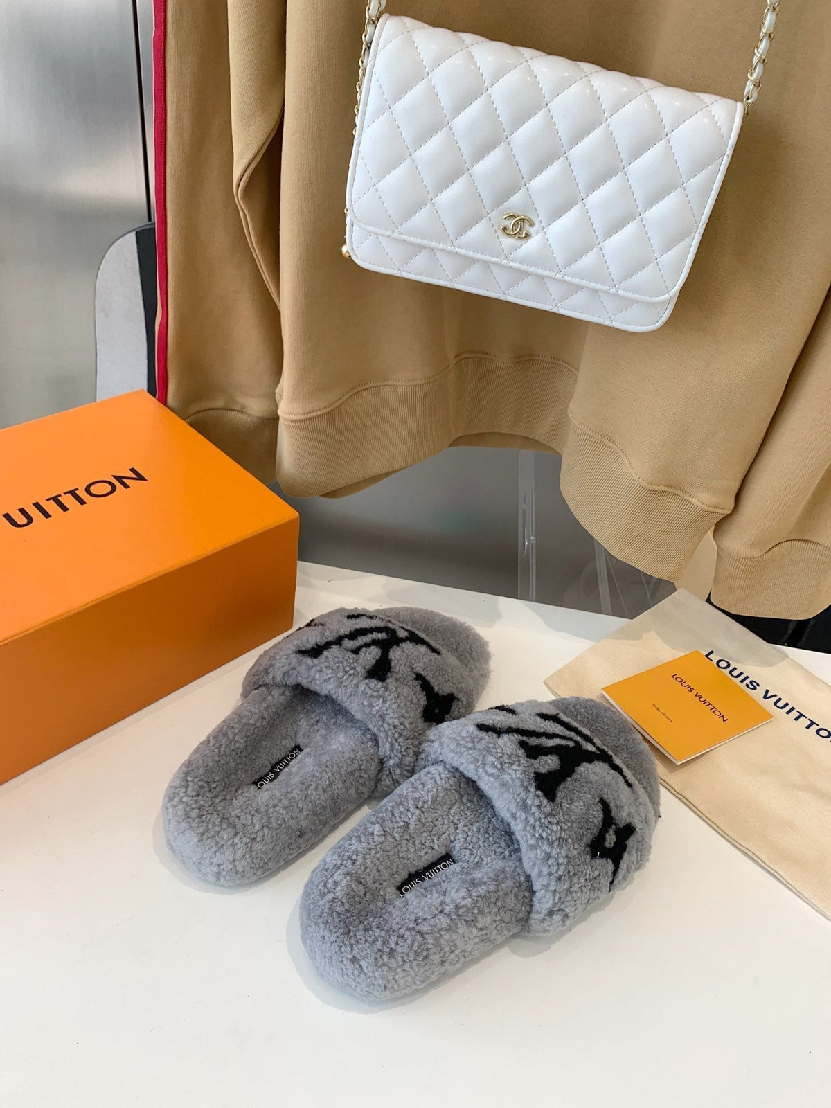 LV WOMEN'S PASEO FLAT SLIPPER IN GREY FLEECE WITH BLACK LOGO