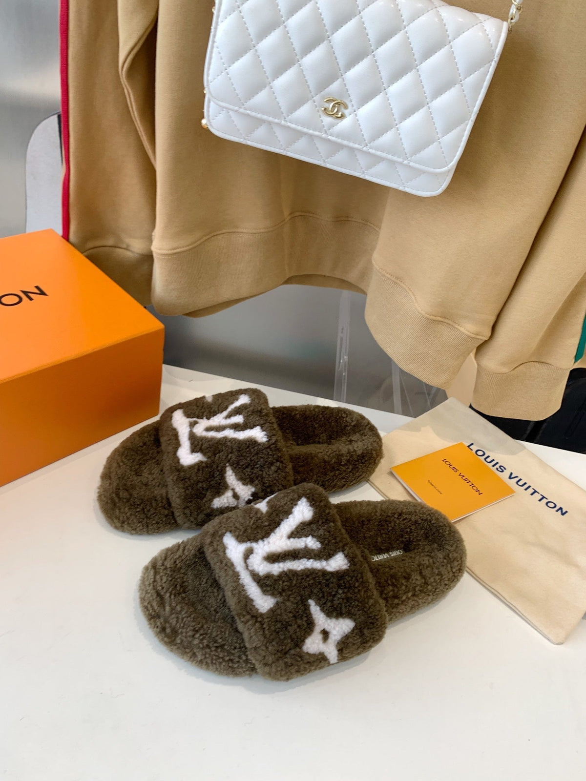 LV WOMEN'S PASEO FLAT SLIPPER IN OLIVE GREEN FLEECE WITH WHITE LOGO