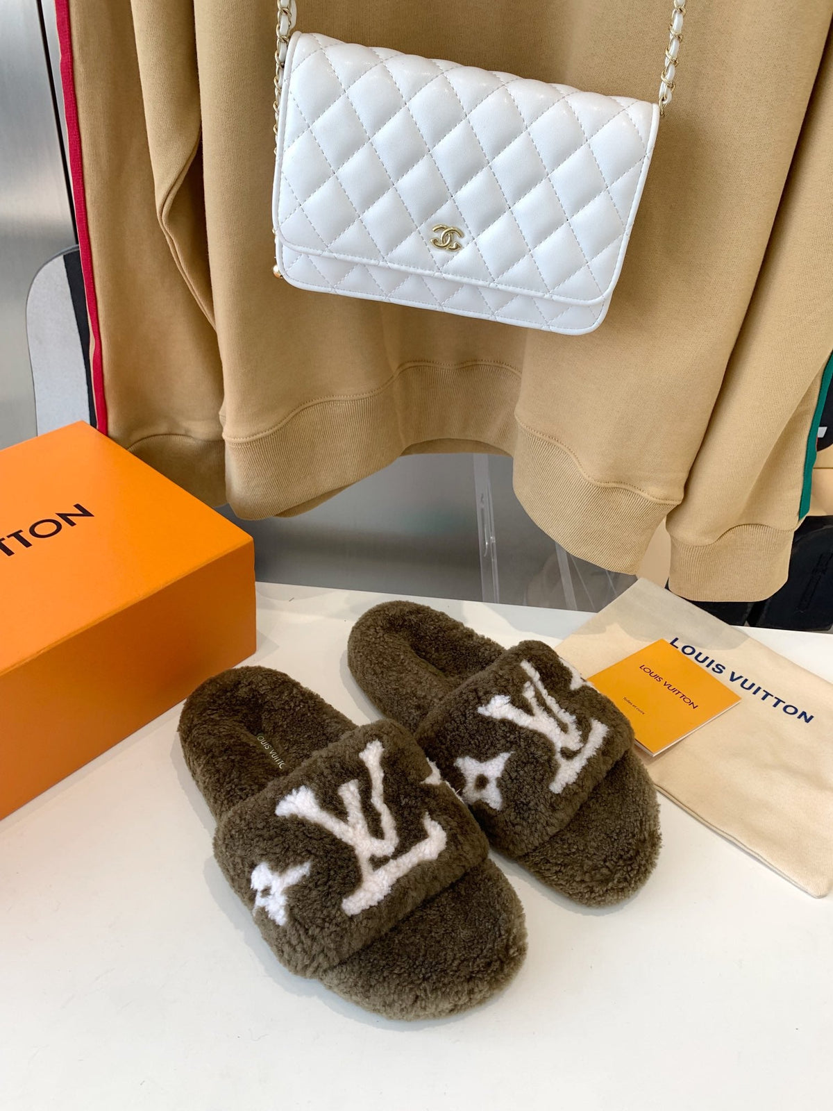 LV WOMEN'S PASEO FLAT SLIPPER IN OLIVE GREEN FLEECE WITH WHITE LOGO