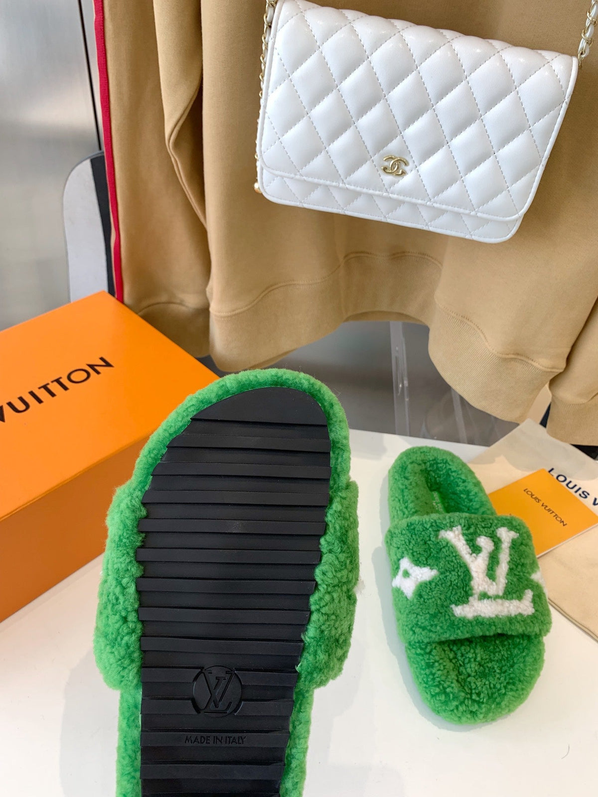 LV WOMEN'S PASEO FLAT SLIPPER IN GREEN FLEECE WITH WHITE LOGO