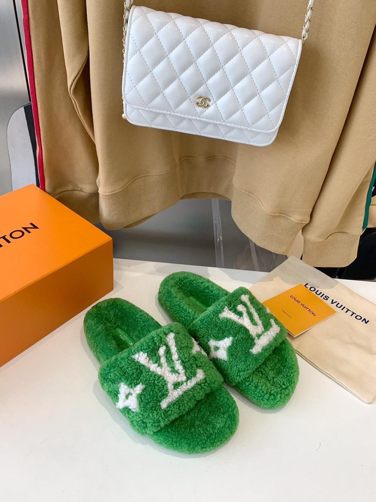 LV WOMEN'S PASEO FLAT SLIPPER IN GREEN FLEECE WITH WHITE LOGO