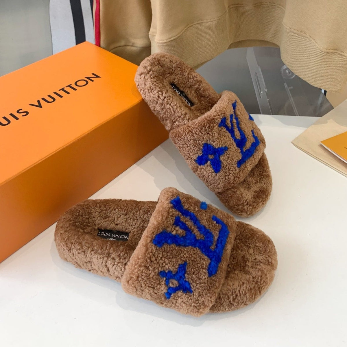 LV WOMEN'S PASEO FLAT SLIPPER IN BROWN FLEECE WITH BLUE LOGO