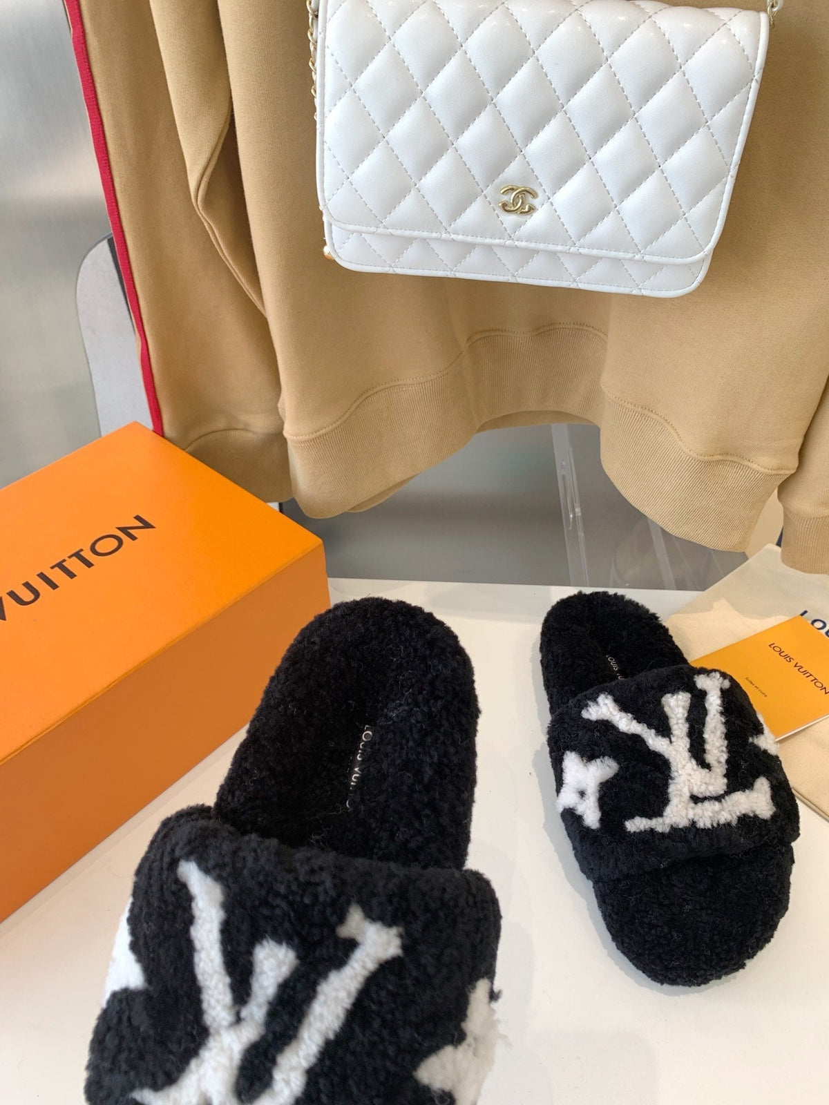 LV WOMEN'S PASEO FLAT SLIPPER IN BLACK FLEECE WITH WHITE LOGO
