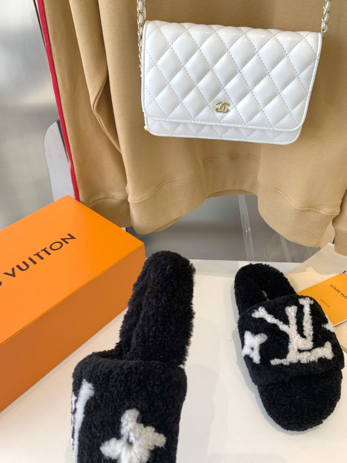 LV WOMEN'S PASEO FLAT SLIPPER IN BLACK FLEECE WITH WHITE LOGO