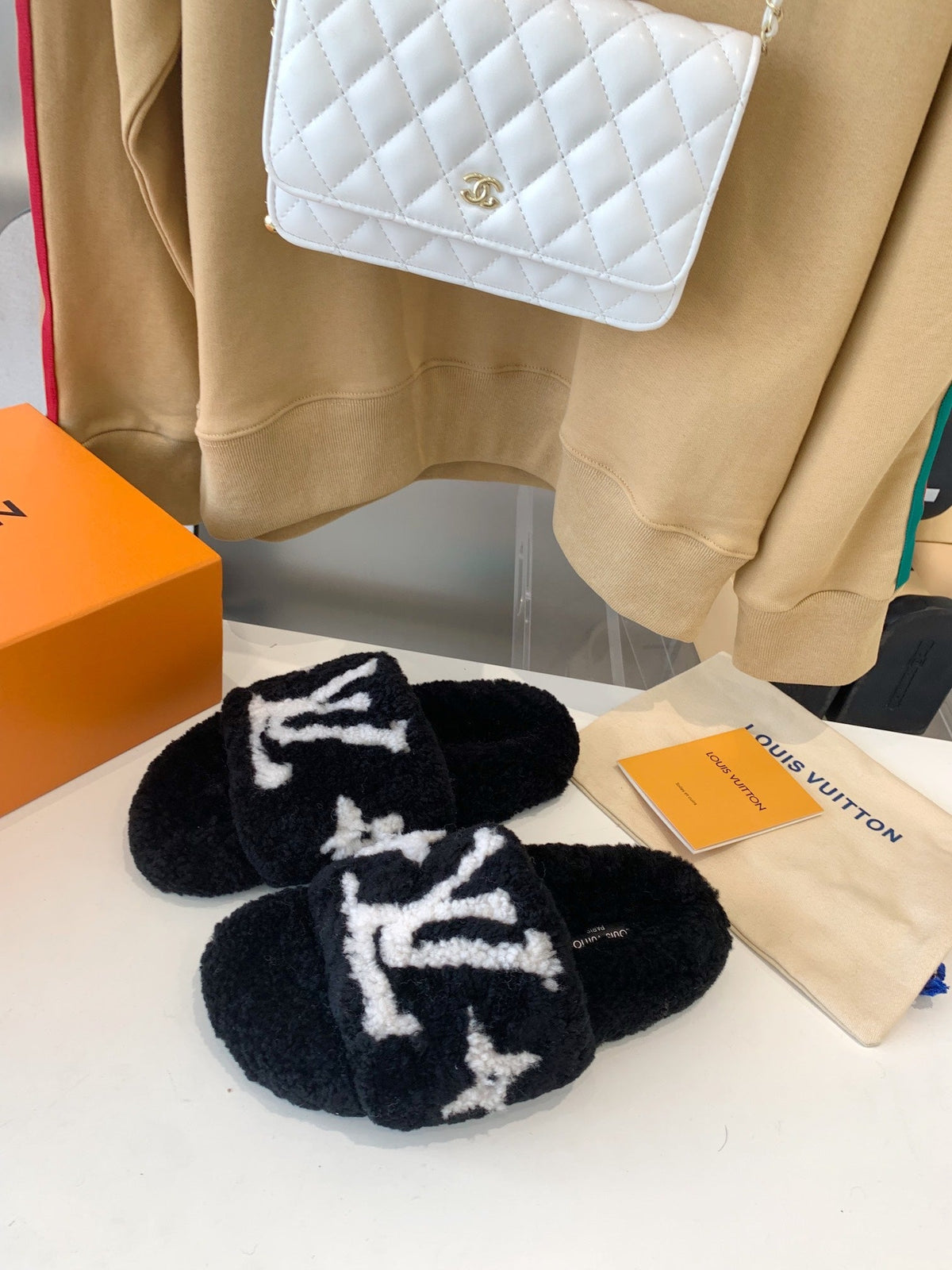 LV WOMEN'S PASEO FLAT SLIPPER IN BLACK FLEECE WITH WHITE LOGO