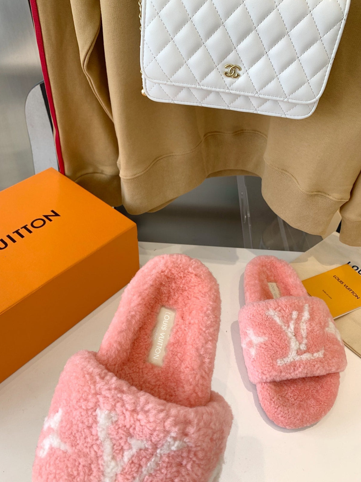 LV WOMEN'S PASEO FLAT SLIPPER IN LIGHT PINK FLEECE WITH WHITE LOGO