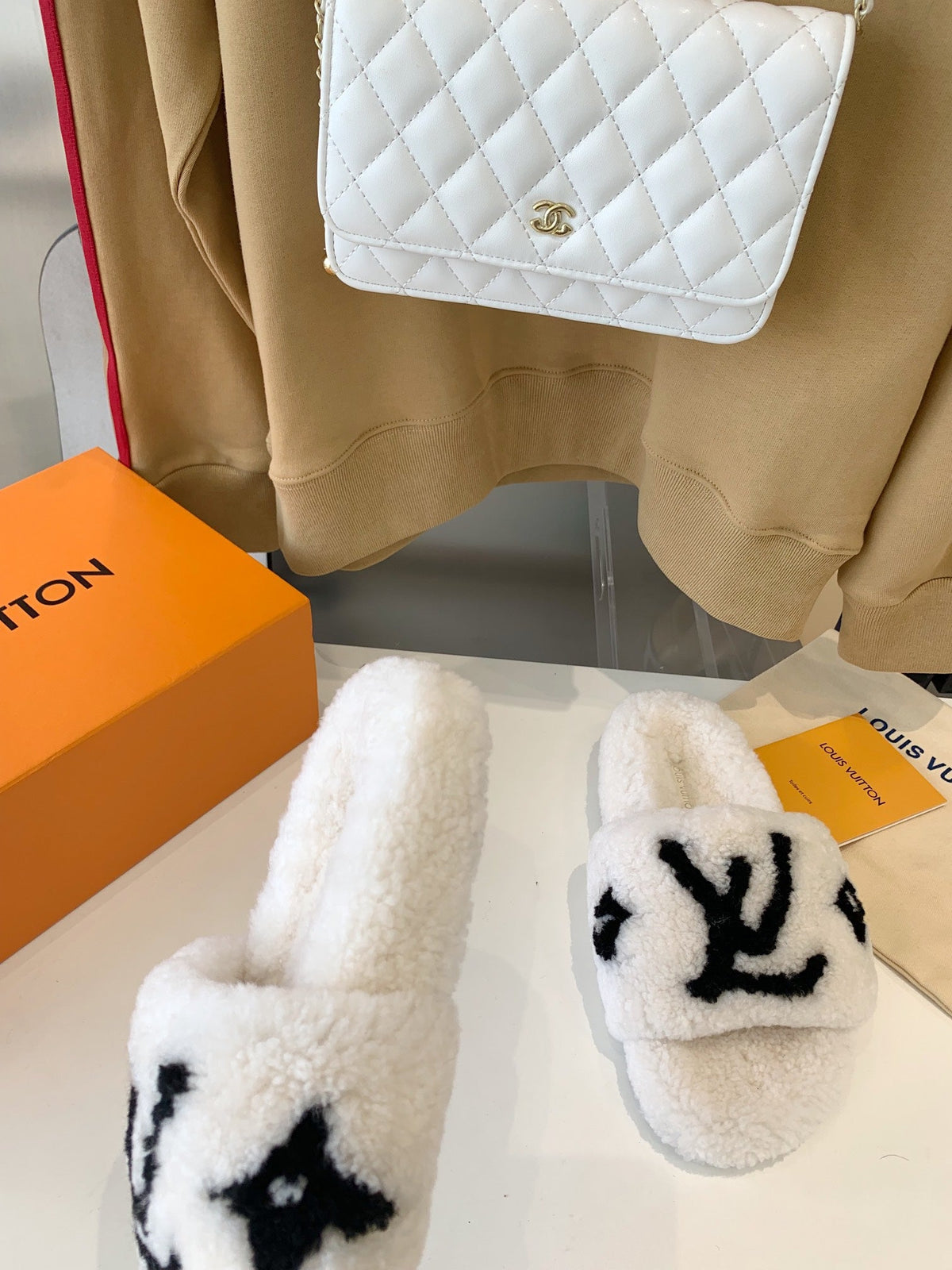 LV WOMEN'S PASEO FLAT SLIPPER IN WHITE FLEECE WITH BLACK LOGO