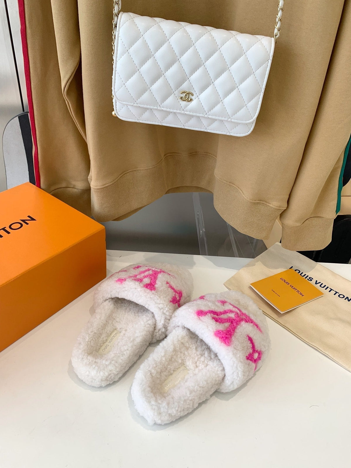 LV WOMEN'S PASEO FLAT SLIPPER IN WHITE FLEECE WITH BRIGHT PINK LOGO