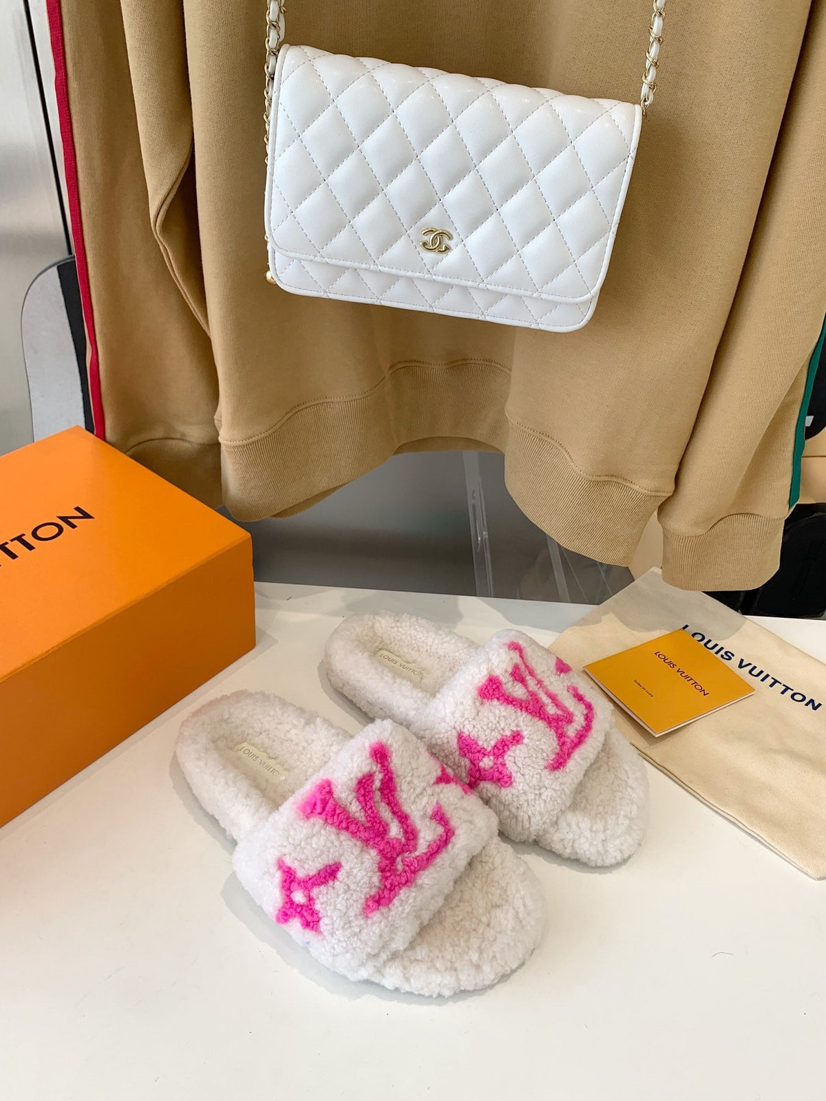 LV WOMEN'S PASEO FLAT SLIPPER IN WHITE FLEECE WITH BRIGHT PINK LOGO