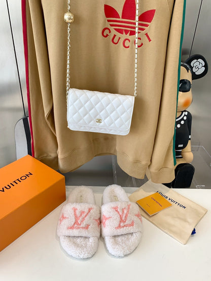 LV WOMEN'S PASEO FLAT SLIPPER IN WHITE FLEECE WITH LIGHT PINK LOGO