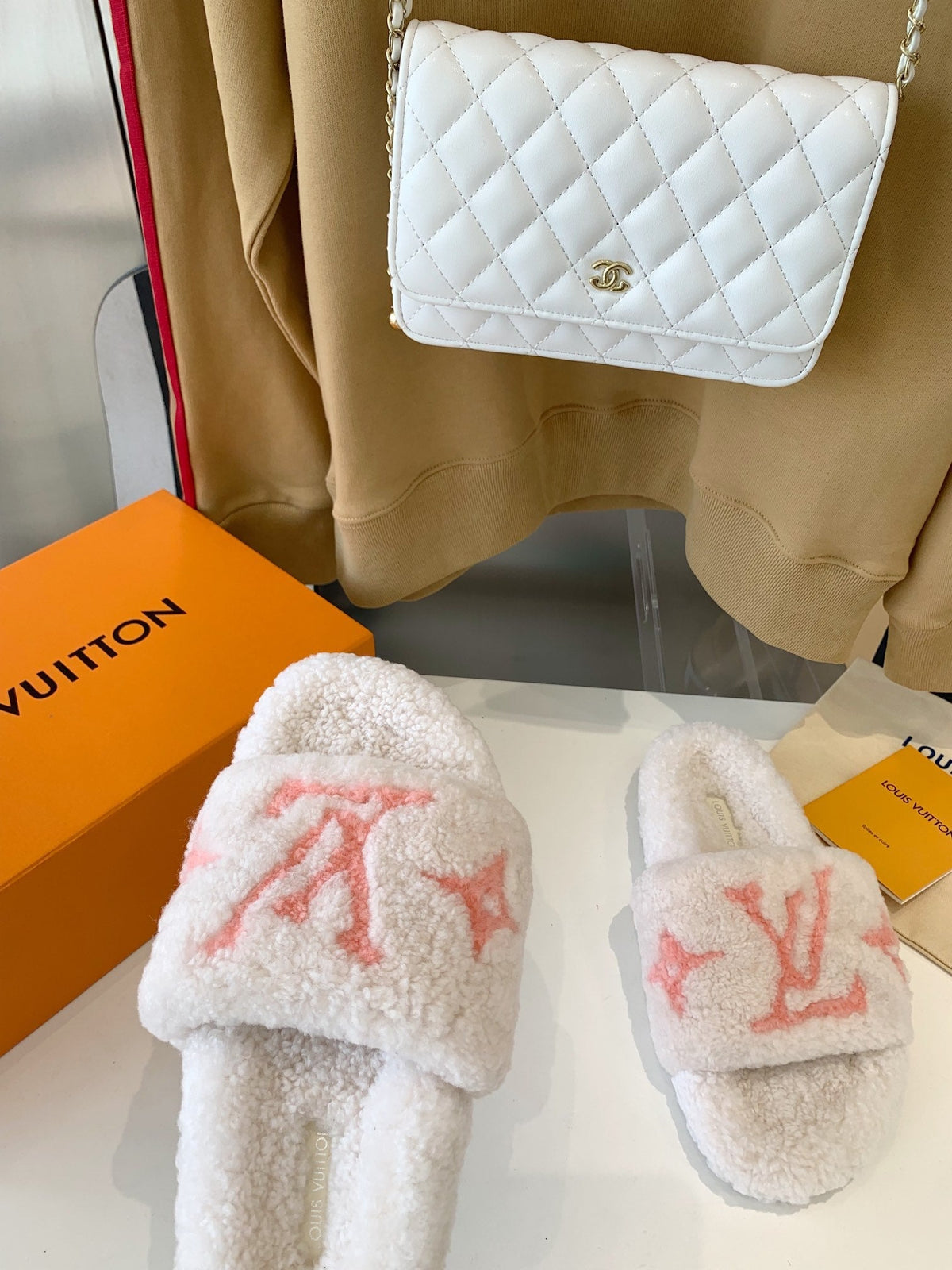 LV WOMEN'S PASEO FLAT SLIPPER IN WHITE FLEECE WITH LIGHT PINK LOGO