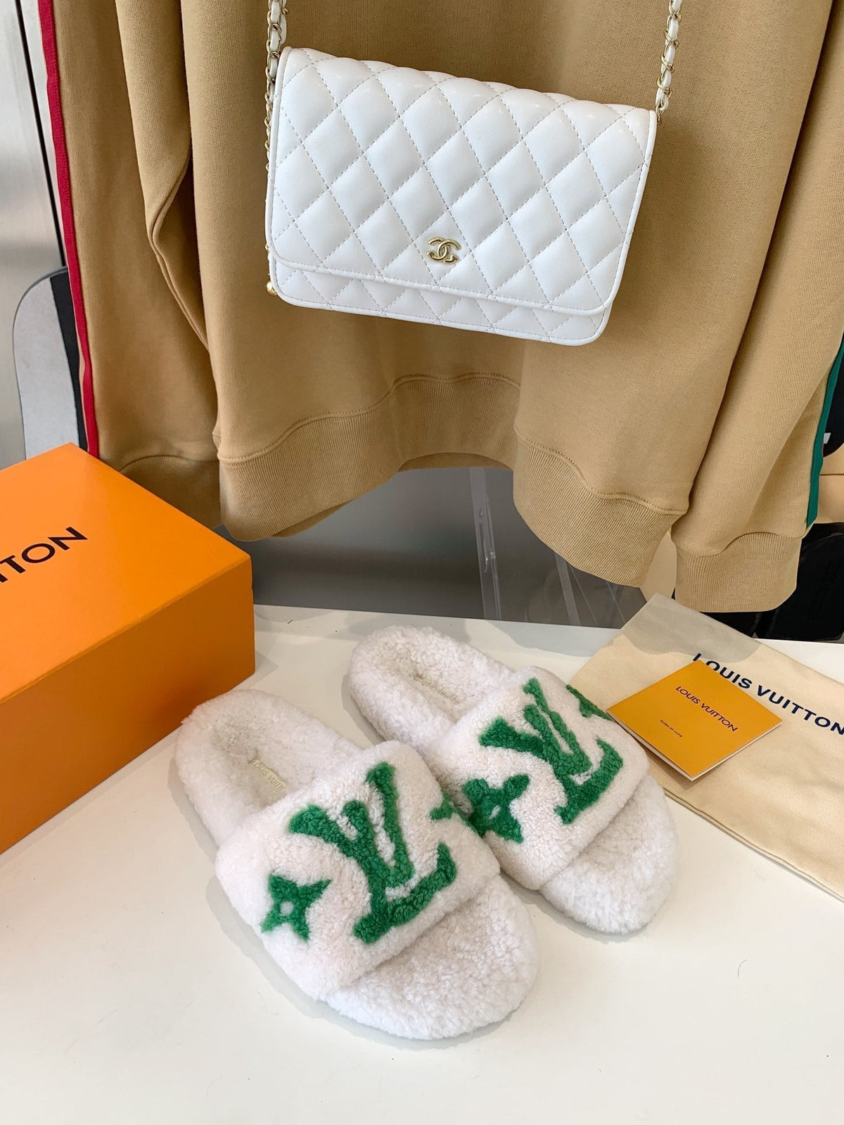LV WOMEN'S PASEO FLAT SLIPPER IN WHITE FLEECE WITH GREEN LOGO