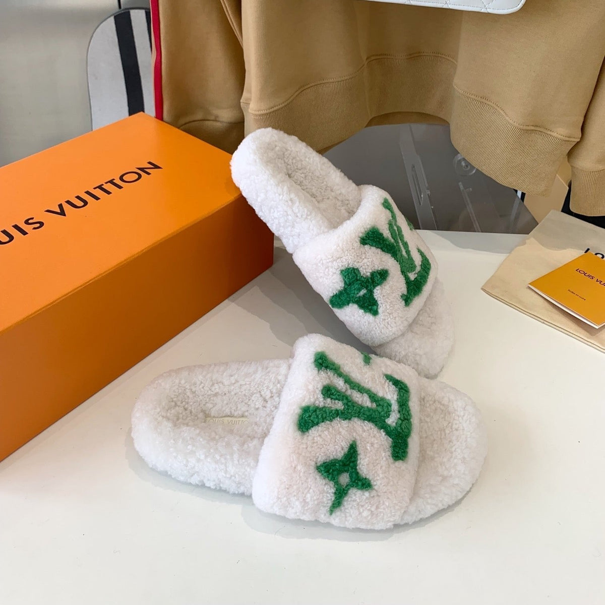 LV WOMEN'S PASEO FLAT SLIPPER IN WHITE FLEECE WITH GREEN LOGO