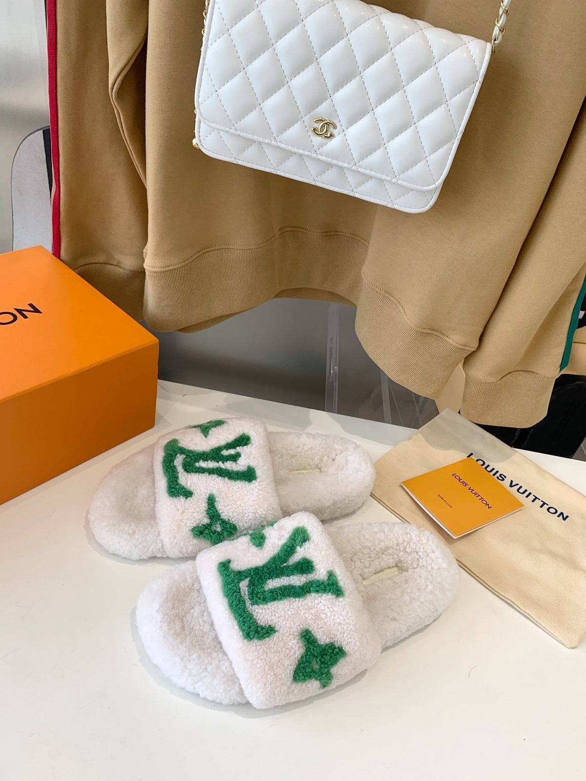 LV WOMEN'S PASEO FLAT SLIPPER IN WHITE FLEECE WITH GREEN LOGO