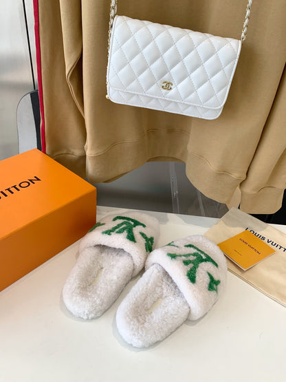 LV WOMEN'S PASEO FLAT SLIPPER IN WHITE FLEECE WITH GREEN LOGO