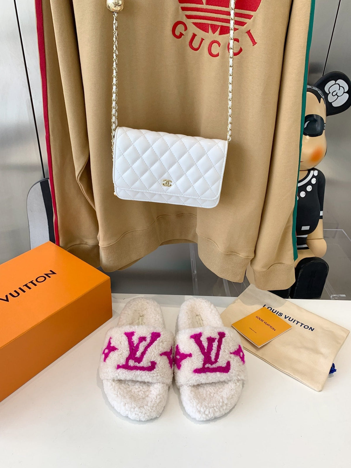 LV WOMEN'S PASEO FLAT SLIPPER IN WHITE FLEECE WITH PINK LOGO