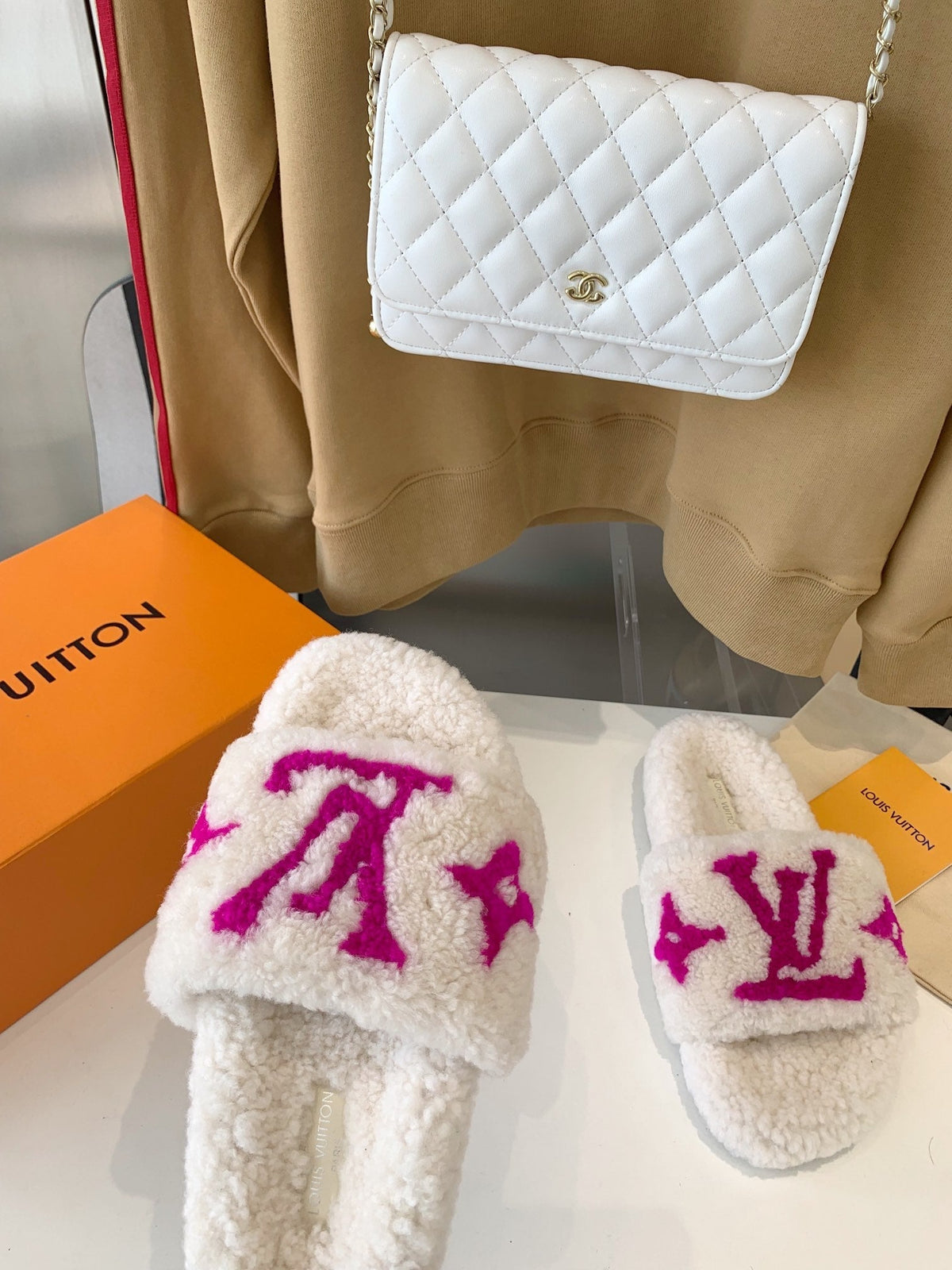 LV WOMEN'S PASEO FLAT SLIPPER IN WHITE FLEECE WITH PINK LOGO
