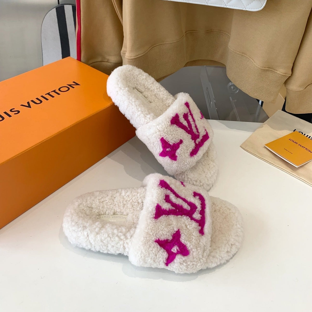 LV WOMEN'S PASEO FLAT SLIPPER IN WHITE FLEECE WITH PINK LOGO