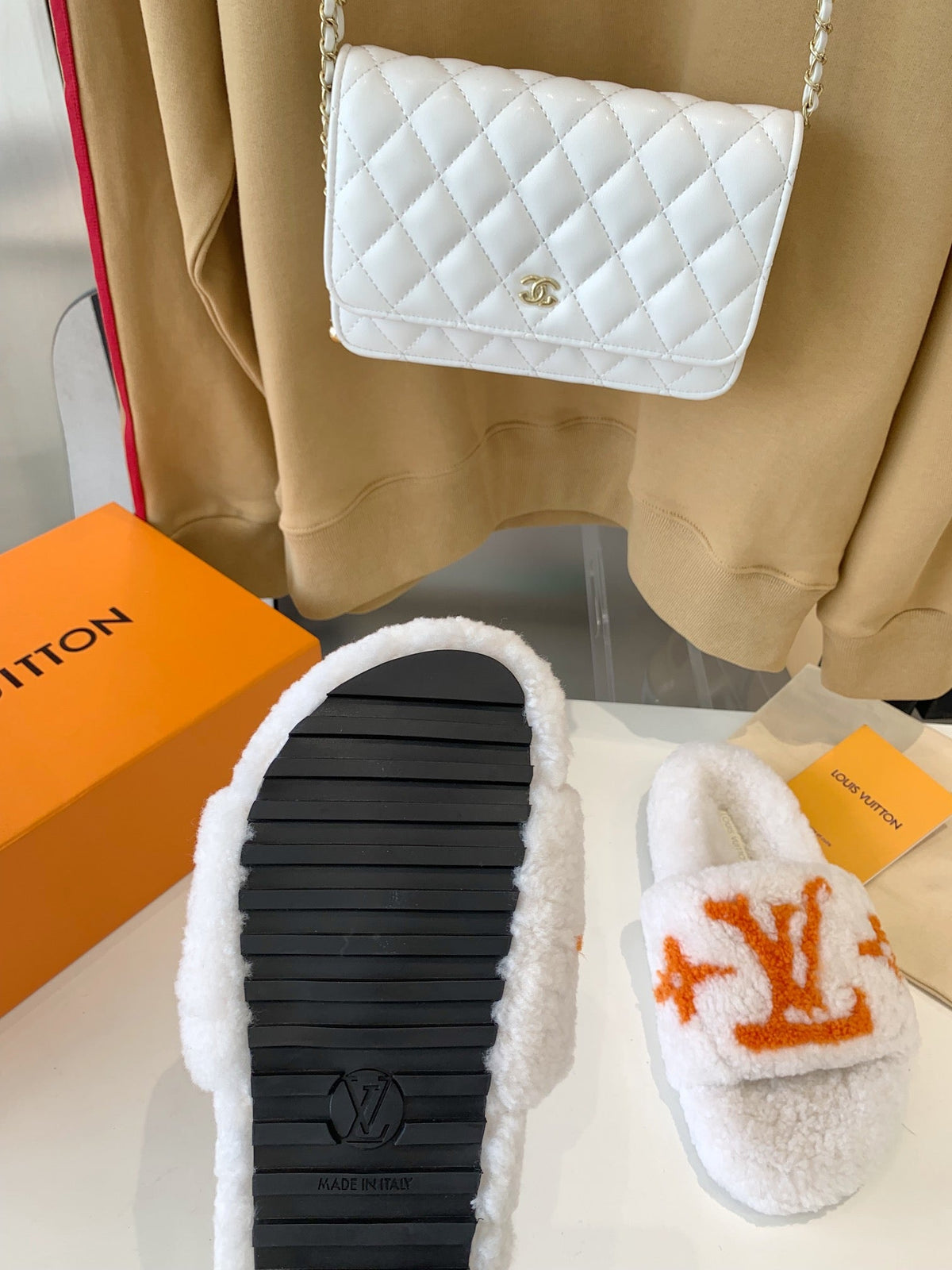 LV WOMEN'S PASEO FLAT SLIPPER IN WHITE FLEECE WITH ORANGE LOGO