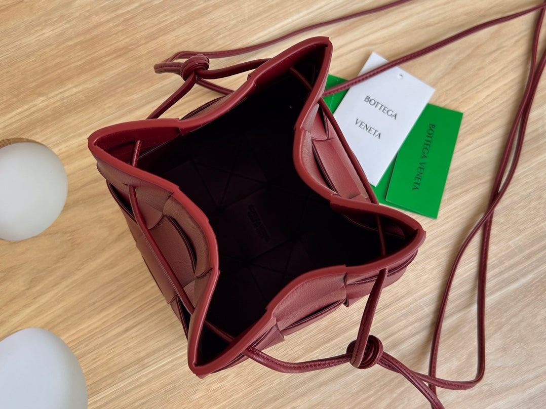 SMALL CASSETTE BUCKET 18 IN BURGUNDY RED CALFSKIN