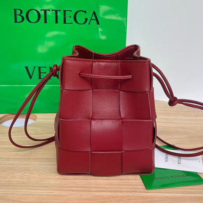 SMALL CASSETTE BUCKET 18 IN BURGUNDY RED CALFSKIN