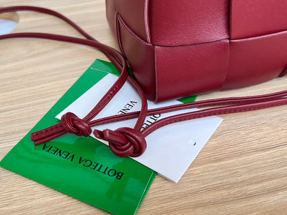 SMALL CASSETTE BUCKET 18 IN BURGUNDY RED CALFSKIN
