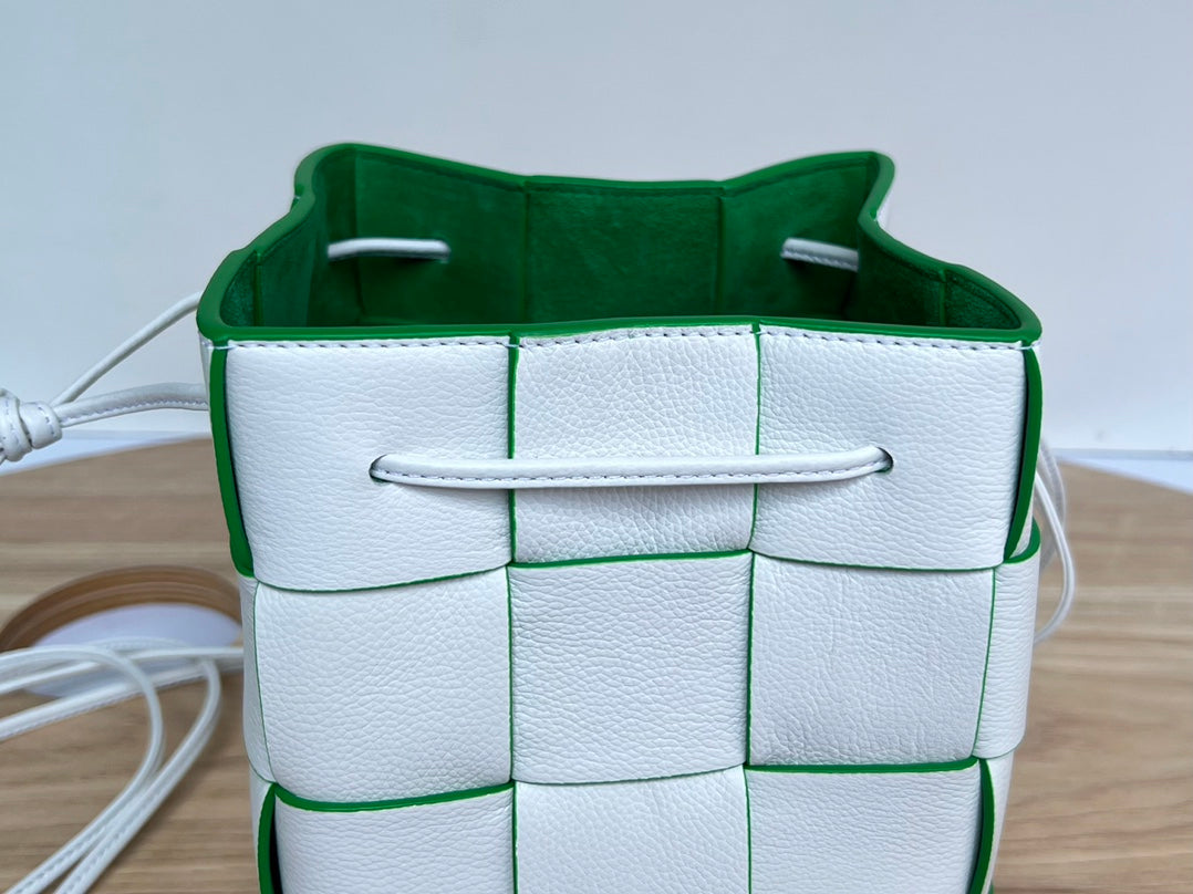 SMALL CASSETTE BUCKET 18 IN WHITE AND GREEN LINING CALFSKIN