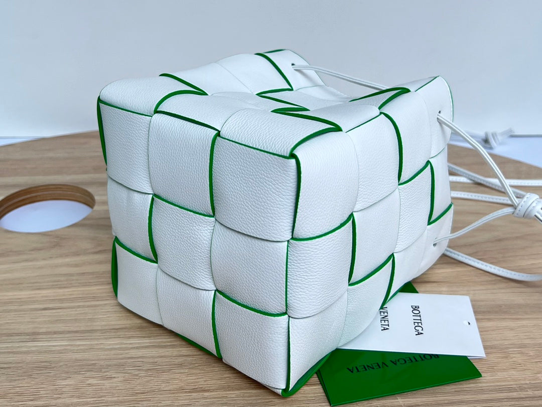 SMALL CASSETTE BUCKET 18 IN WHITE AND GREEN LINING CALFSKIN
