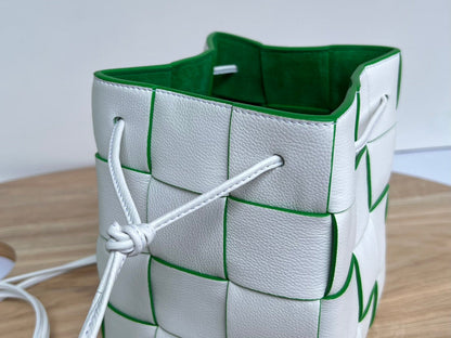 SMALL CASSETTE BUCKET 18 IN WHITE AND GREEN LINING CALFSKIN
