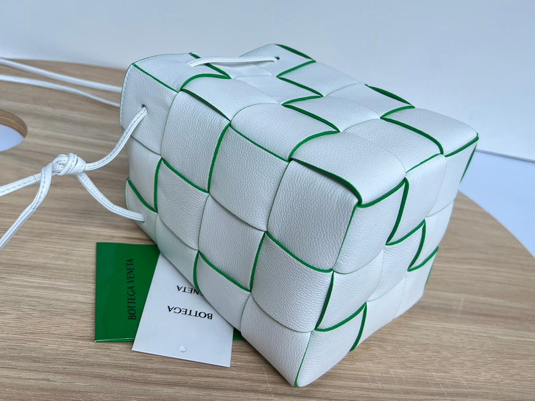 SMALL CASSETTE BUCKET 18 IN WHITE AND GREEN LINING CALFSKIN
