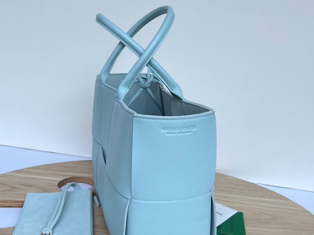 ARCO TOTE 36 IN SKY BLUE CALFSKIN