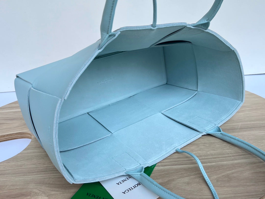 ARCO TOTE 36 IN SKY BLUE CALFSKIN