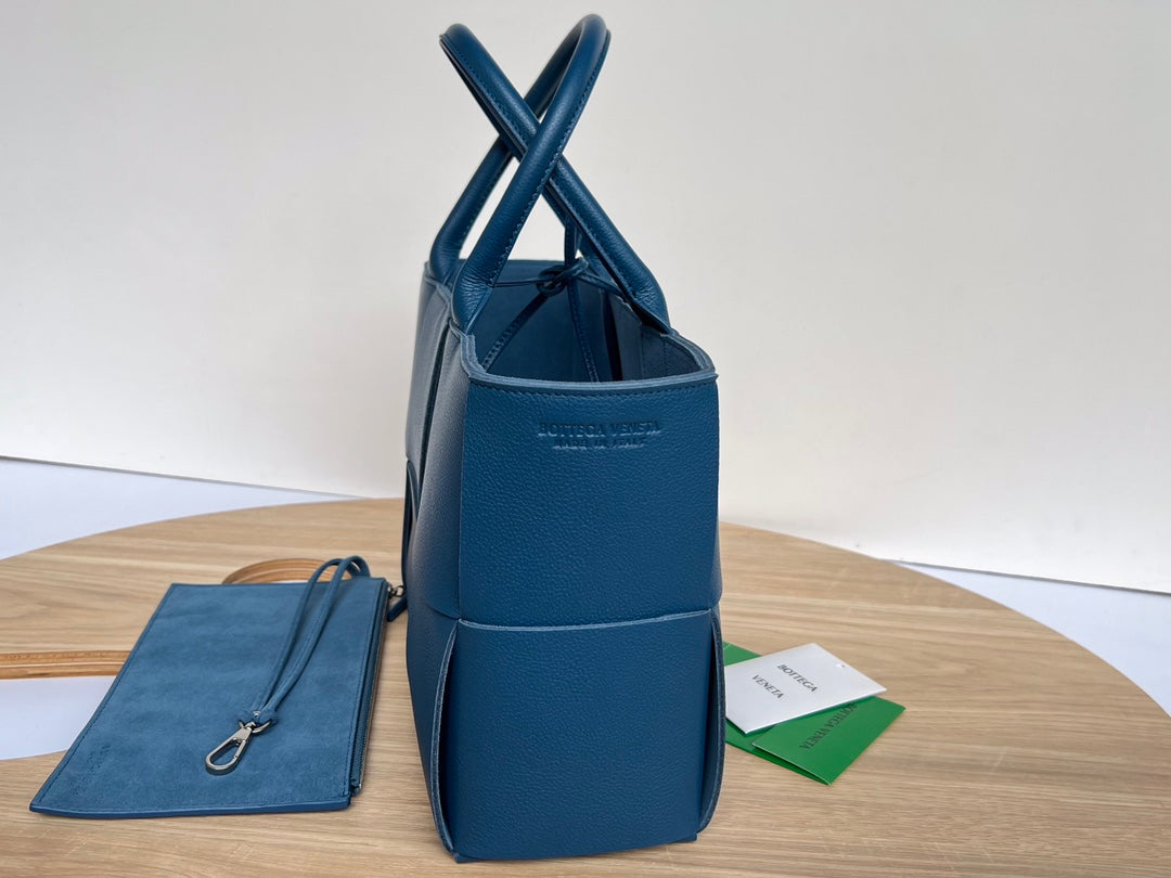 SMALL ARCO TOTE 30 IN AEGEAN BLUE CALFSKIN