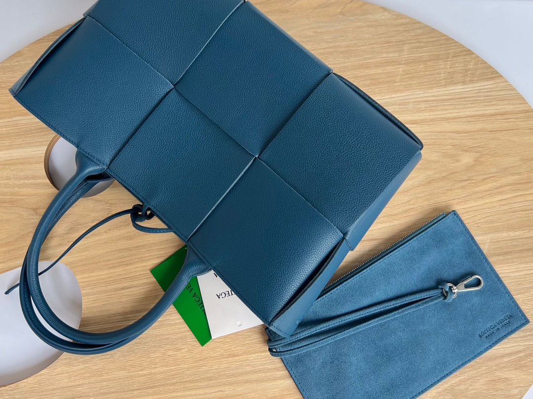 SMALL ARCO TOTE 30 IN AEGEAN BLUE CALFSKIN