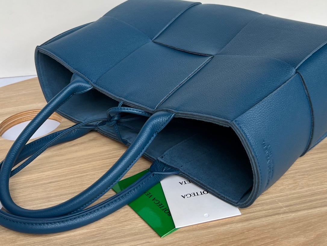 SMALL ARCO TOTE 30 IN AEGEAN BLUE CALFSKIN