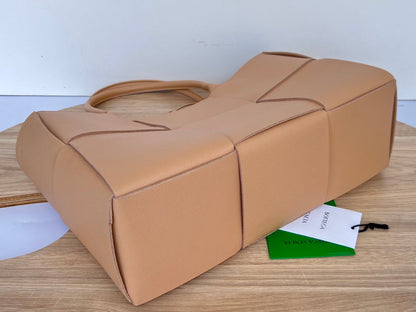 ARCO TOTE 36 IN TAN BROWN CALFSKIN