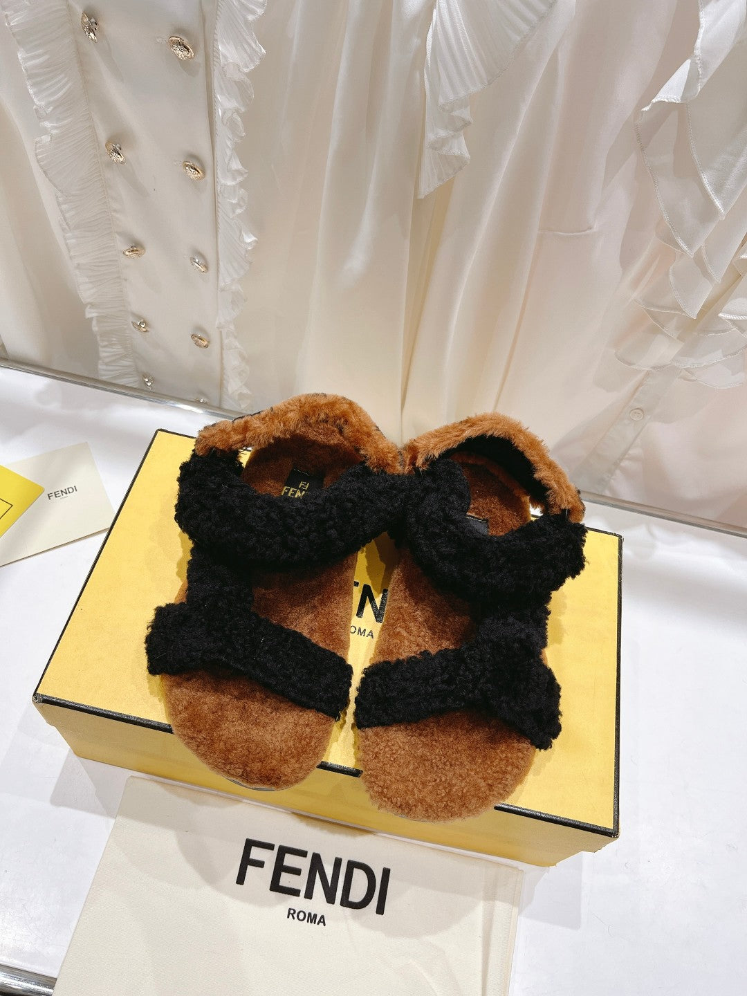FENDI DAD SANDAL IN BLACK MIX CINNAMON BROWN FLEECE