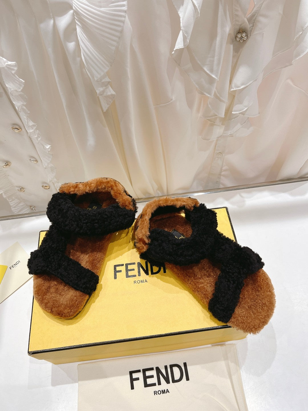 FENDI DAD SANDAL IN BLACK MIX CINNAMON BROWN FLEECE