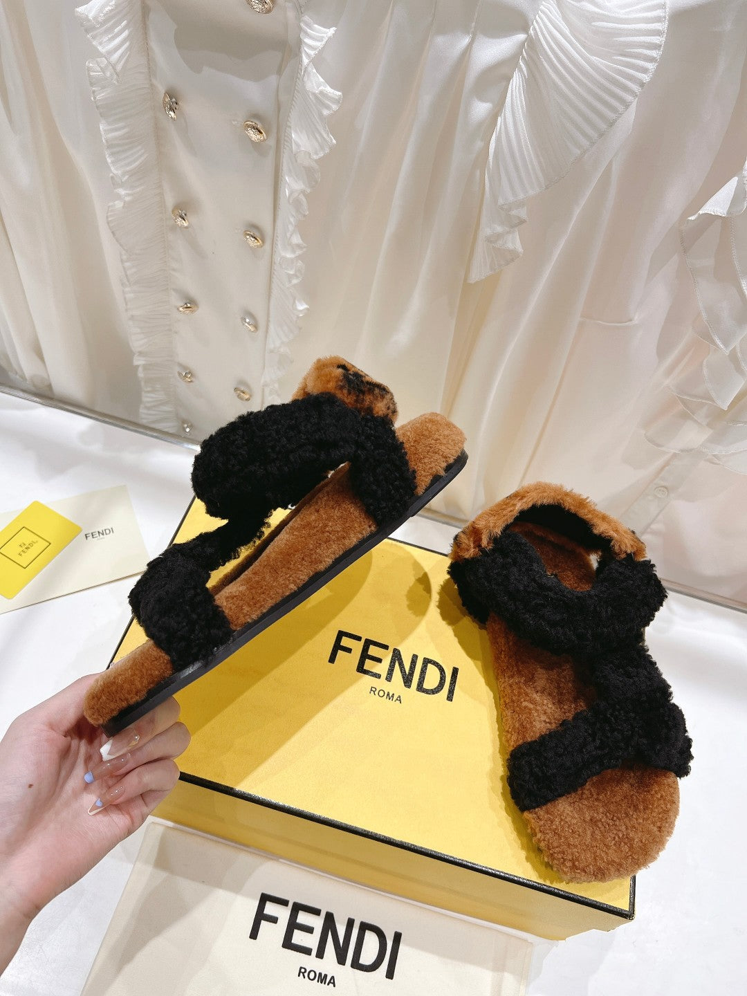 FENDI DAD SANDAL IN BLACK MIX CINNAMON BROWN FLEECE