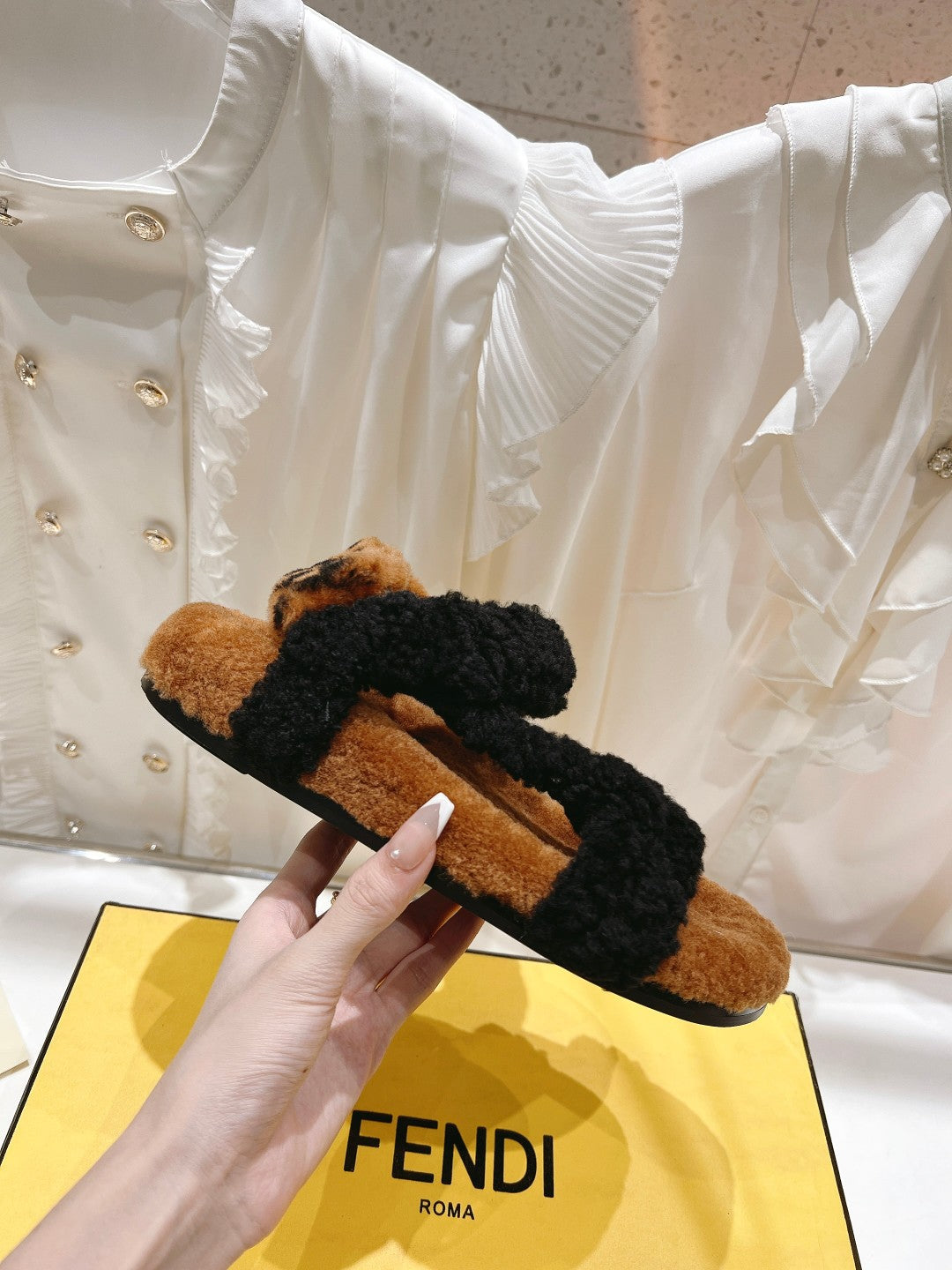 FENDI DAD SANDAL IN BLACK MIX CINNAMON BROWN FLEECE