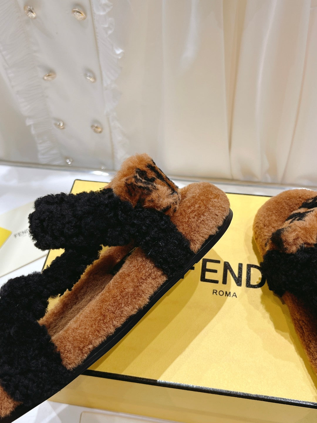 FENDI DAD SANDAL IN BLACK MIX CINNAMON BROWN FLEECE