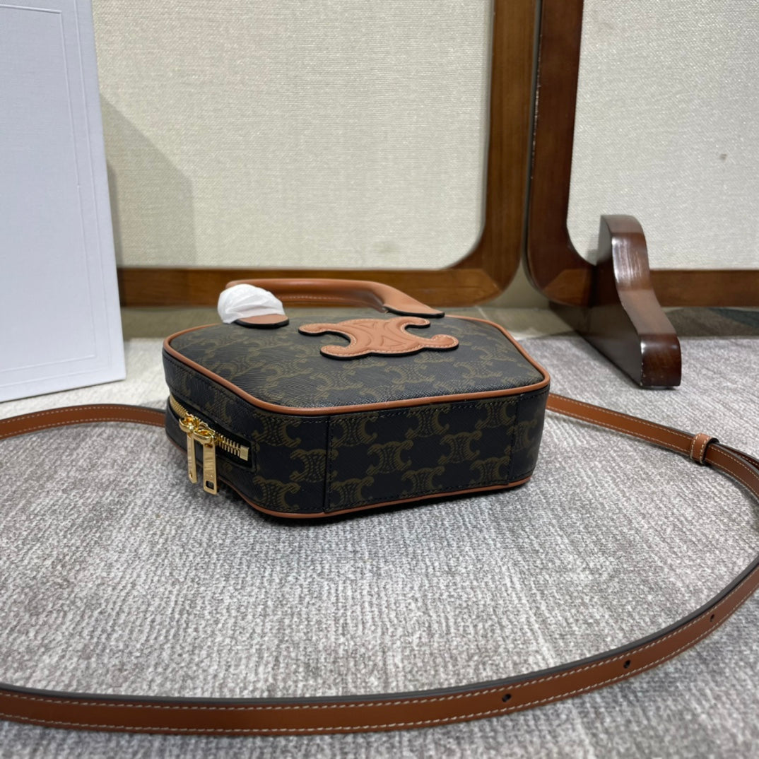 TOP HANDLE BAG 20 IN BLACK TRIOMPHE CANVAS AND BROWN CALFSKIN