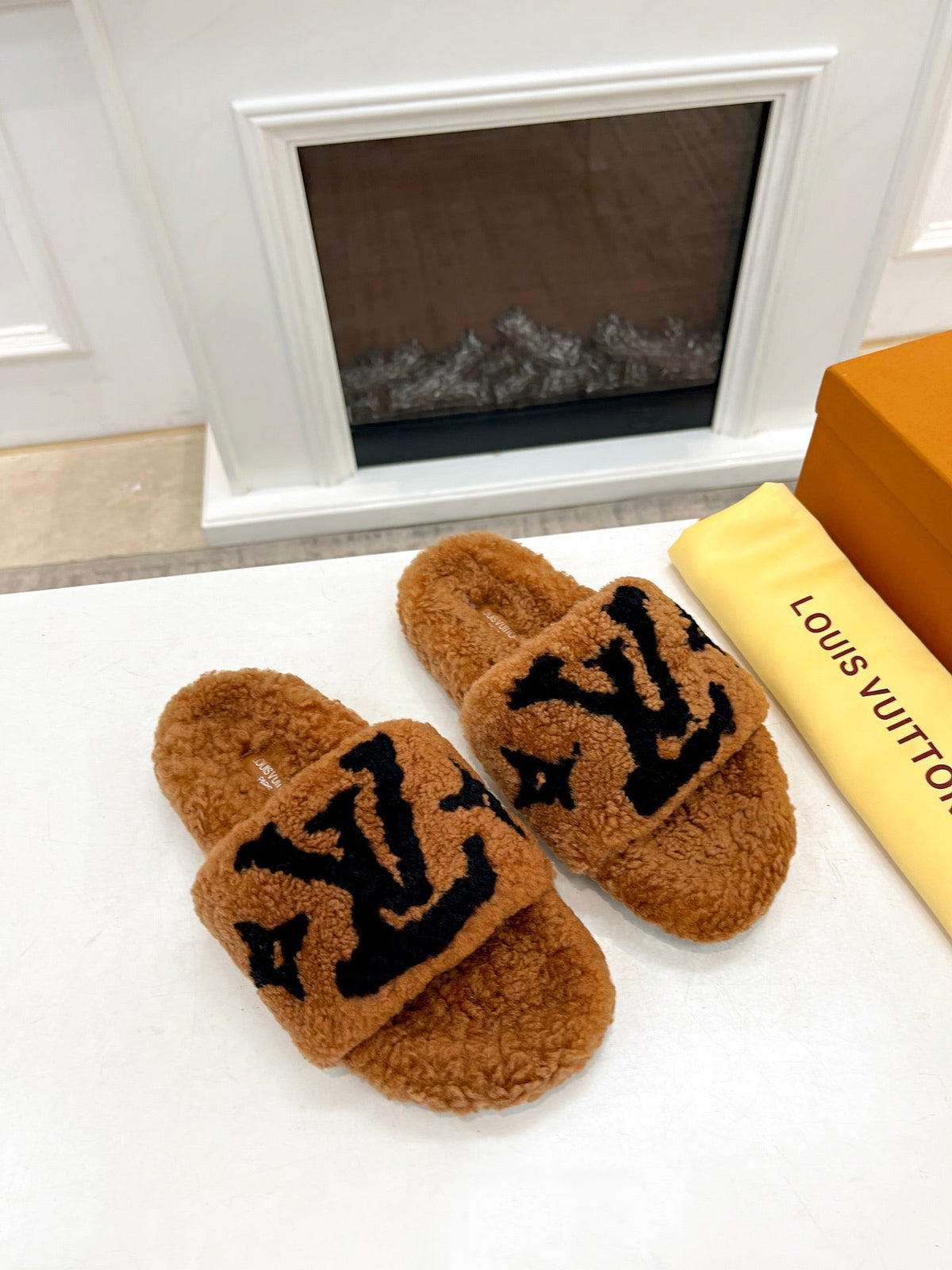LV FLAT SLIPPER IN GINGERBREAD BROWN MIX BLACK SHEARLING
