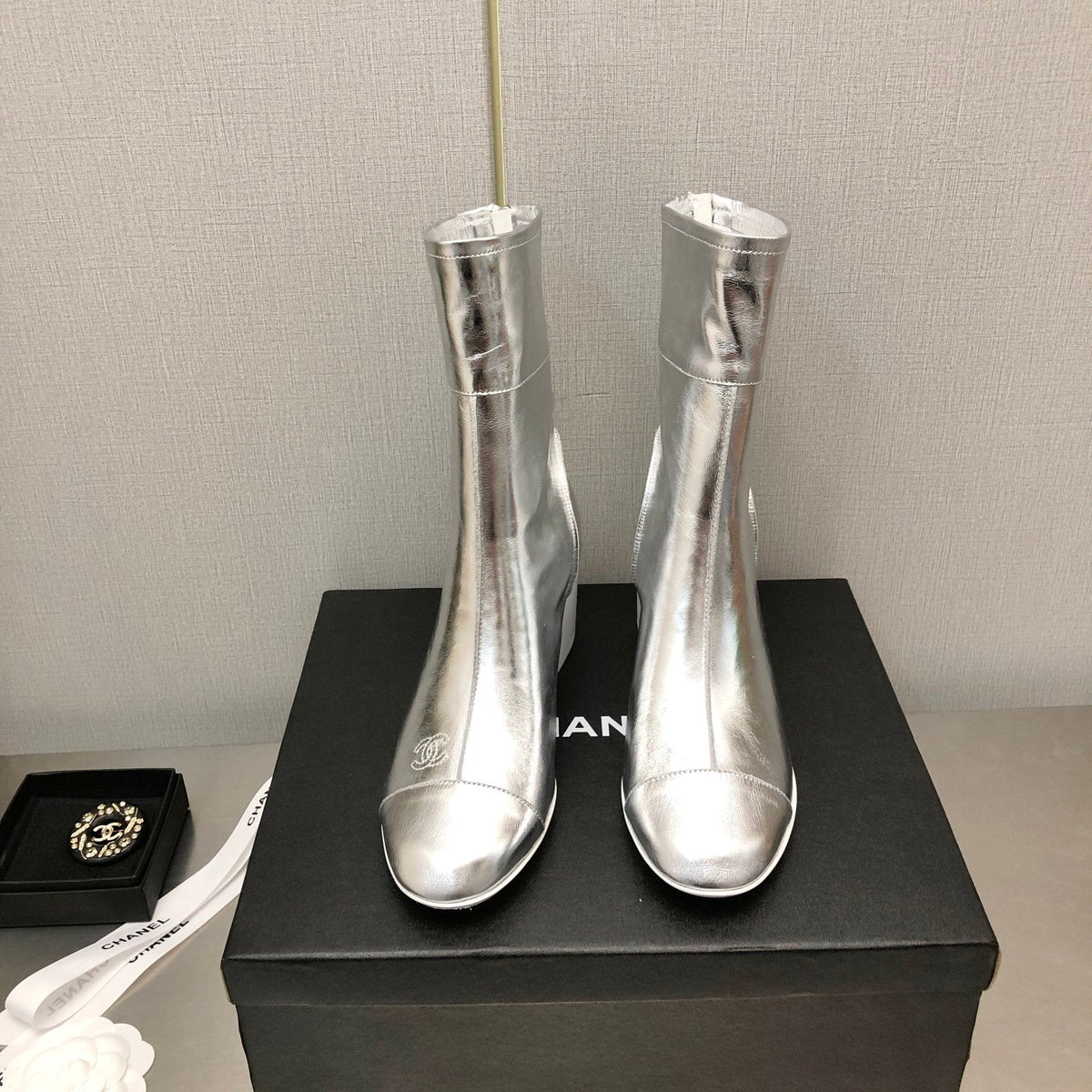BLOCK HEEL ANKLE BOOTS IN SILVER CALFSKIN