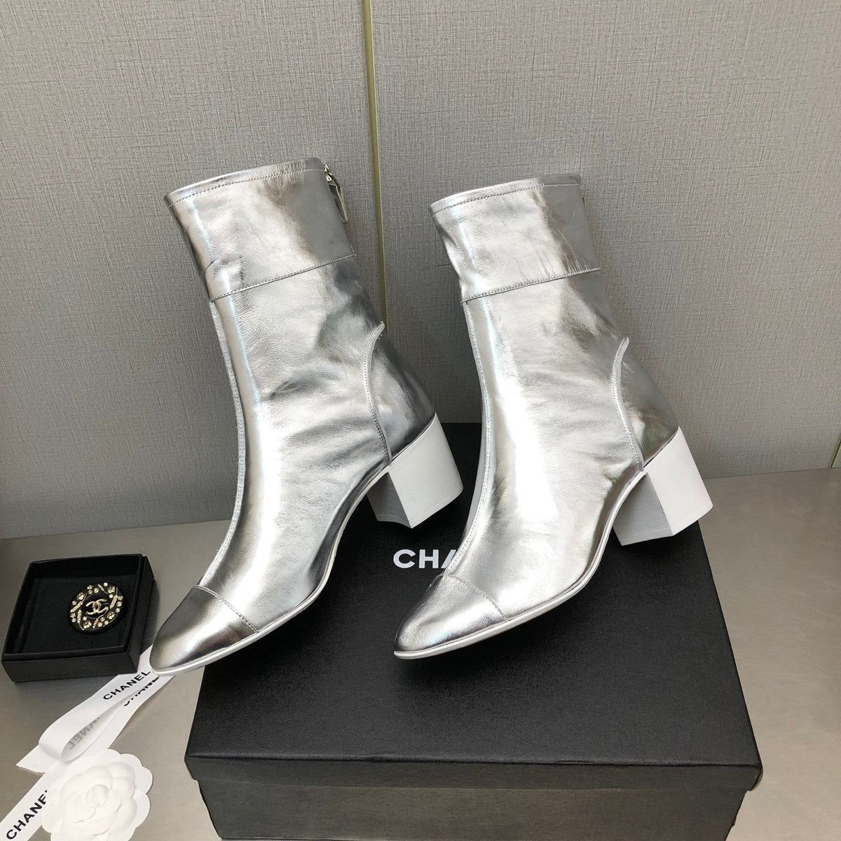 BLOCK HEEL ANKLE BOOTS IN SILVER CALFSKIN