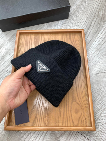 BEANIIE HAT IN BLACK WOOL 335039