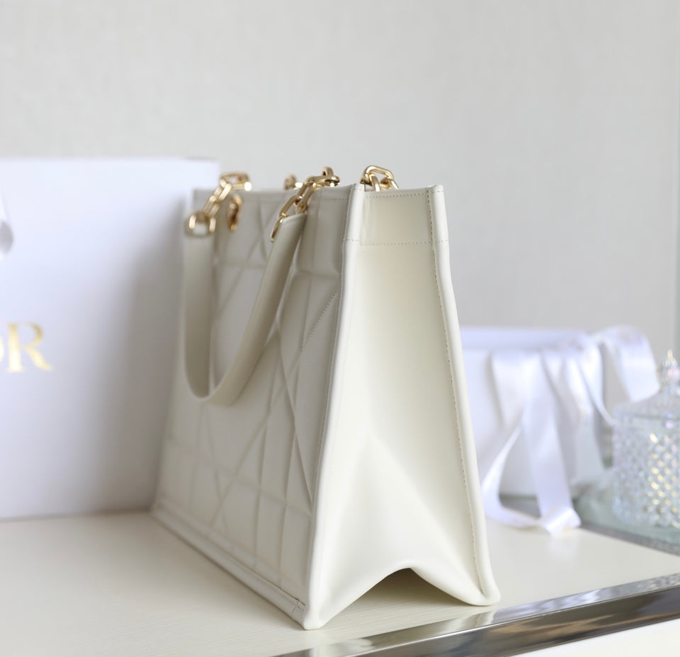 MEDIUM TOTE BOOK 26 BAG IN WHITE CALFSKIN