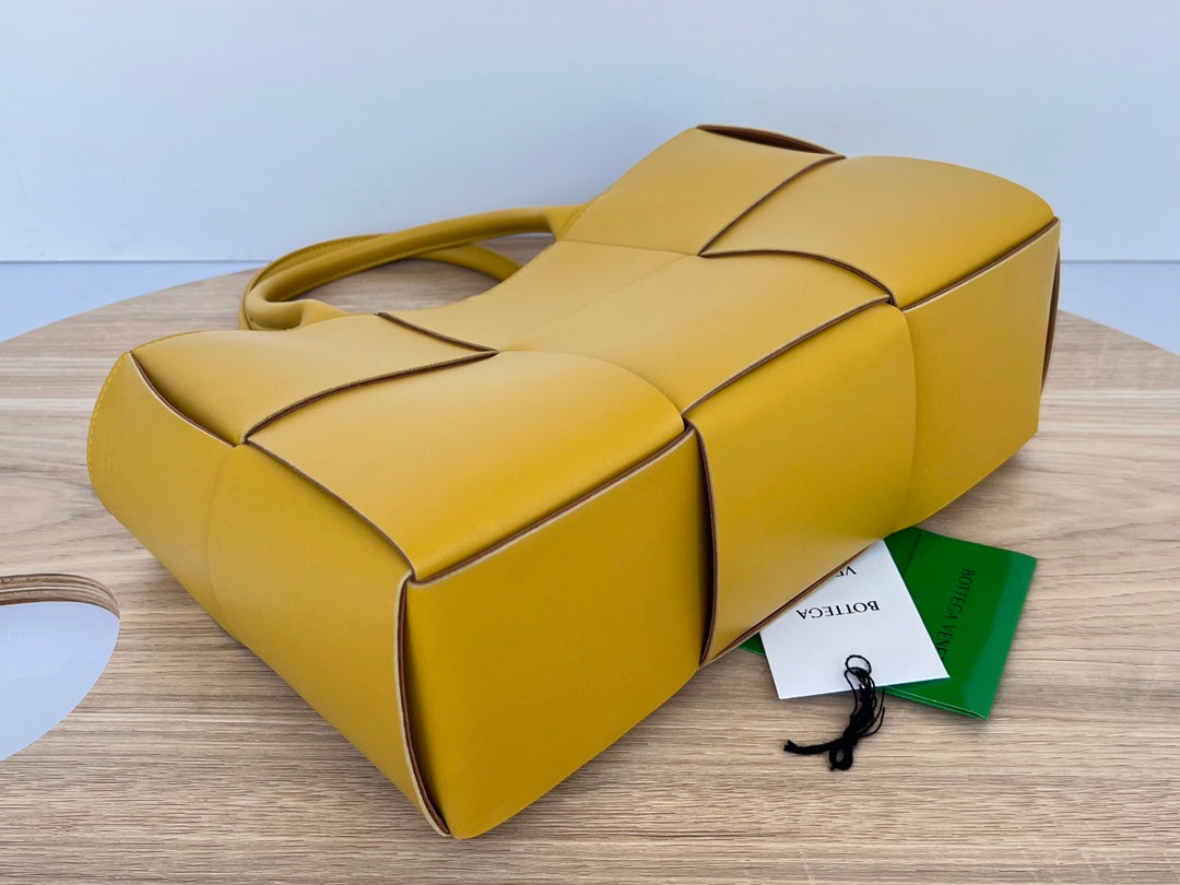 SMALL ARCO TOTE 30 IN TULIP TREE YELLOW LAMBSKIN